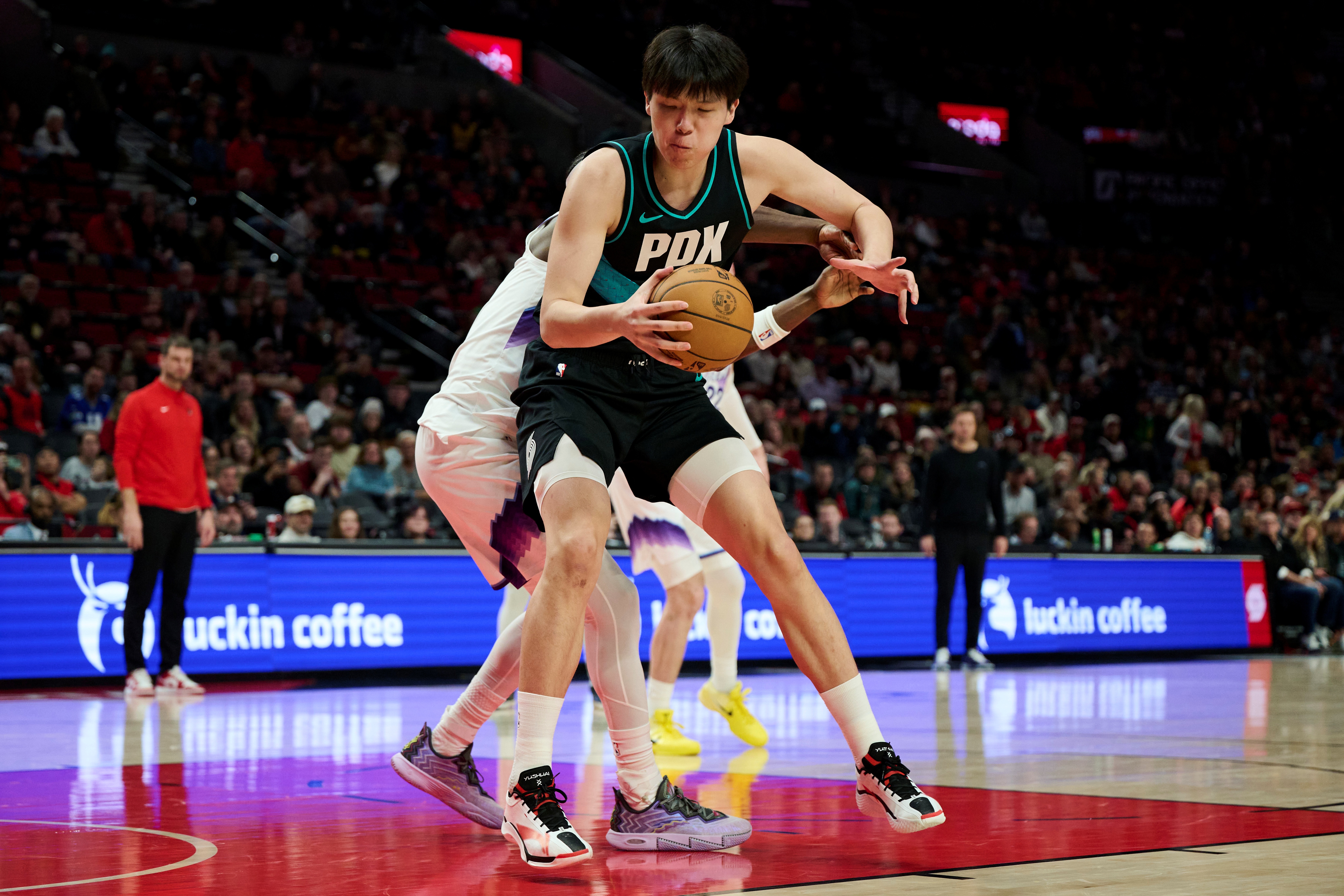 IM电竞在线体育-赵继伟拼凑CBA完美球员:运球郭艾伦 球商杨瀚森 弹跳&颜值张镇麟